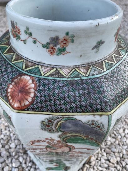 Vase à pans coupés en porcelaine de Chine...