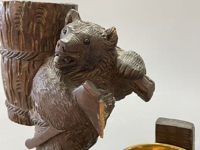 Ours marchant à la hotte, en bois sculpté,...