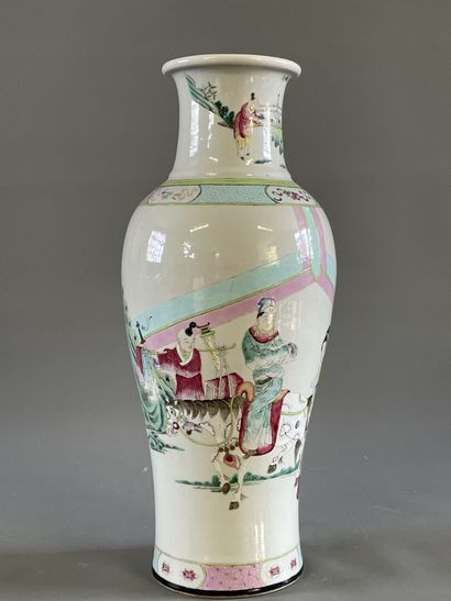 Vase balustre en porcelaine de Chine à décor...