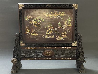 Ecran en bois à décor de scène de vie en...