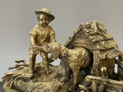 Encrier en bronze doré figurant une scène...