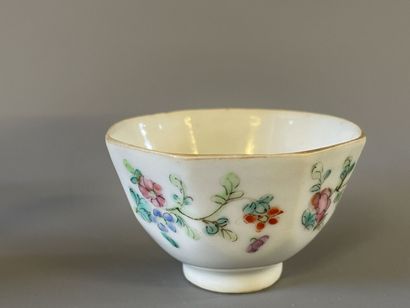 Soucoupe et deux bols en porcelaine de Chine,...