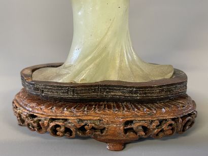 Femme à la fleur, sculpture en pierre dure...