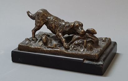 Chien de chasse.

Sculpture en bronze patiné,...