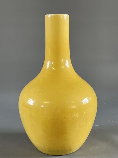 Vase en porcelaine de Chine, émail jaune....