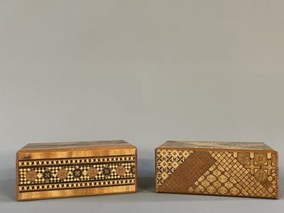 Deux boites en marqueterie de bois à ouverture...