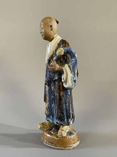 Personnage en terre cuite émaillé. Chine...