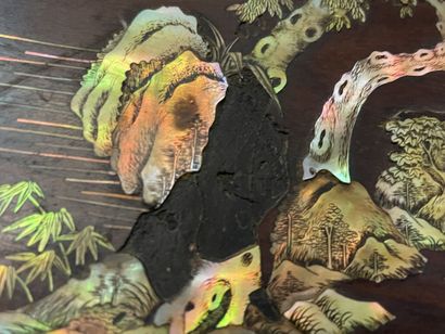 Ecran en bois à décor de scène de vie en...