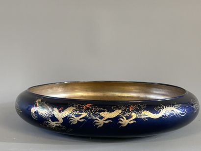 Coupe en laqué à décor de dragons et intérieur...