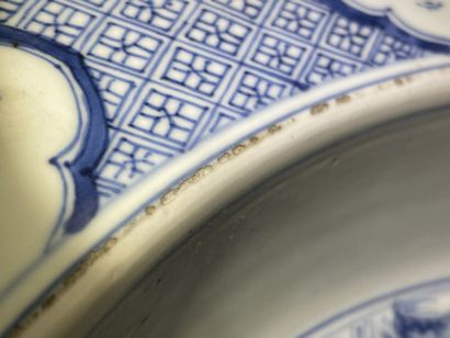 Bassin en porcelaine de Chine à décor de...