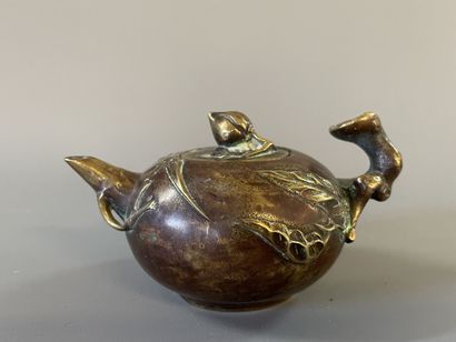 Petit théière asiatique en bronze patinée....