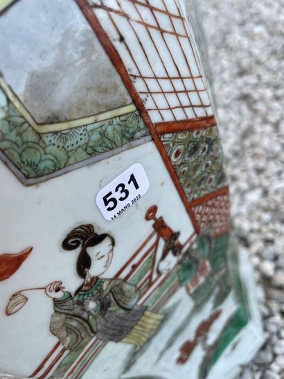 Vase à pans coupés en porcelaine de Chine...