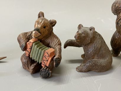 Ensemble de quatre ours en bois sculpté:...