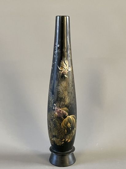 Grand vase soliflore en bois laqué d'une...