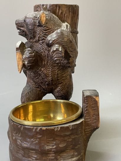 Ours marchant à la hotte, en bois sculpté,...