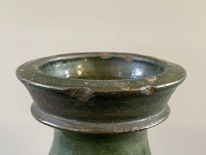 Vase en grès émaillé. 

H. :21 cm. 

Eclats...