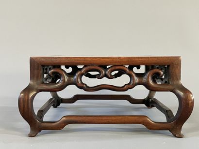 Socle en bois ajouré dessus mabre. 

9 x...
