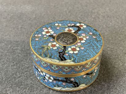 JAPON Boite cylindrique en émaux cloisonnés....