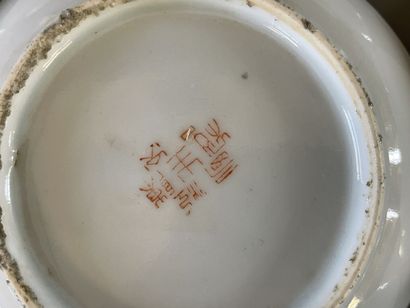 Ensemble de dix soucoupes en porcelaine de...