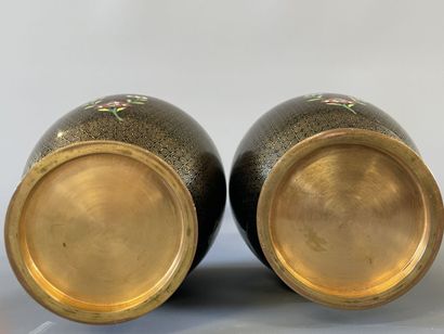 Paire de vases en émaux cloisonnés. 

H....
