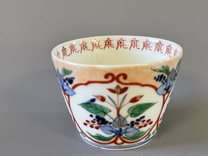 Tasse en porcelaine à décor de végétaux....