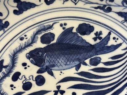 Plat rond en faience à décor de poissons....
