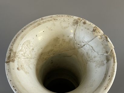 Petit vase à col evasé en porcelaine de Chine

H....