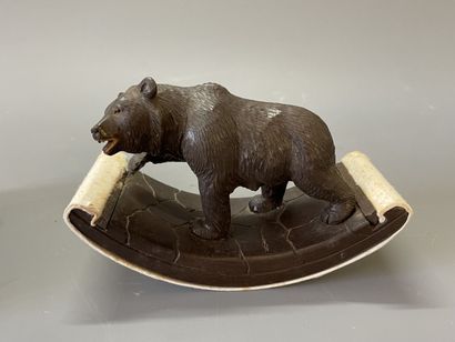 Ours buvard et cendrier en bois sculpté.

Forêt...