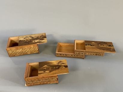 Trois boites en marqueterie de bois à ouverture...