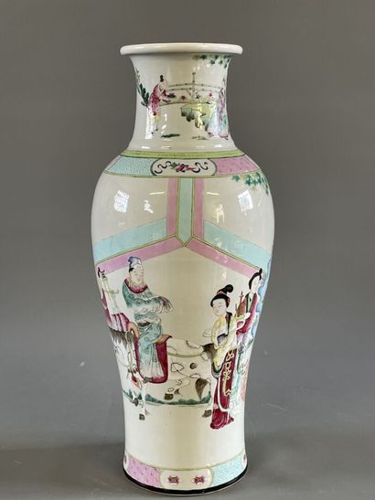 Vase balustre en porcelaine de Chine à décor...