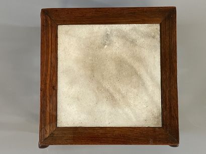 Socle en bois ajouré dessus mabre. 

9 x...