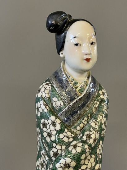 Deux statuettes de femmes en porcelaine,...