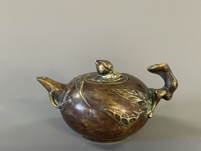 Petit théière asiatique en bronze patinée....