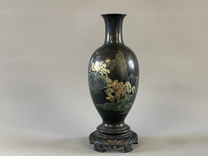 INDOCHINE XX° Vase ovoide en bois laqué d'un...