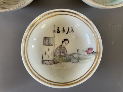 Ensemble de dix soucoupes en porcelaine de...