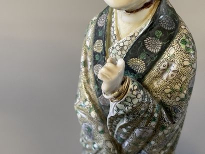 Deux statuettes de femmes en porcelaine,...