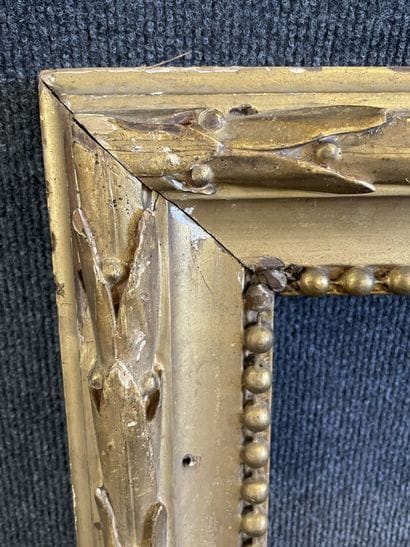 Paire de cadres en bois et stuc doré à feuilles...