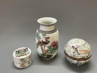 Collection de trois porcelaines chinoises...