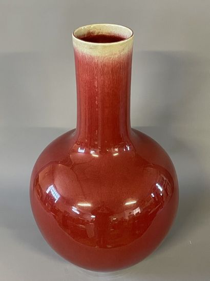 Important vase en porcelaine, émail rouge...