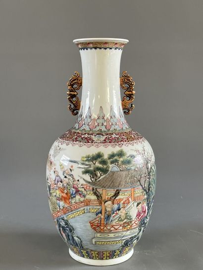 Vase balustre en porcelaine de Chine à décor...