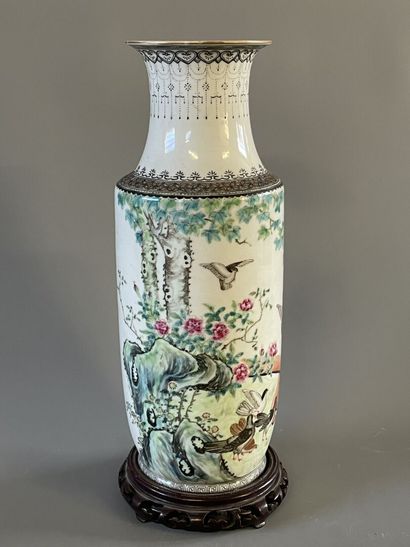 Vase balustre en porcelaine de Chine sur...