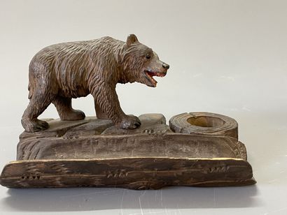 Deux encriers en bois sculpté à décor d'ours.

Forêt...