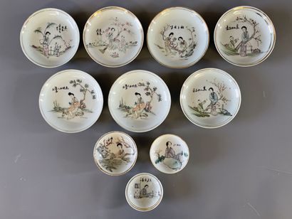 Ensemble de dix soucoupes en porcelaine de...