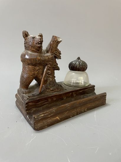 Encrier en bois sculpté avec ours marcheur,...