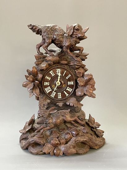 Importante pendule en bois sculpté figurant...