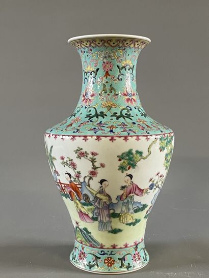 Vase en porcelaine de Chine à décor de scène...