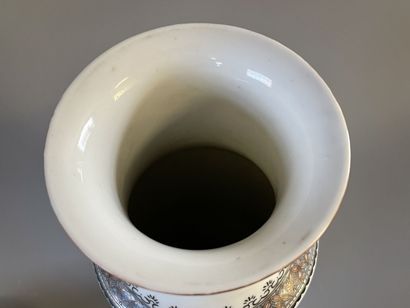 Vase balustre en porcelaine de Chine sur...