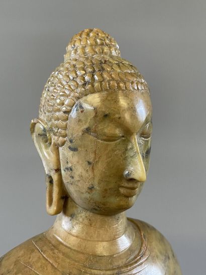 Bouddha en marbre sculpté

H. :29 cm.
