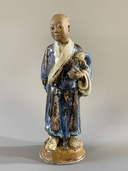 Personnage en terre cuite émaillé. Chine...