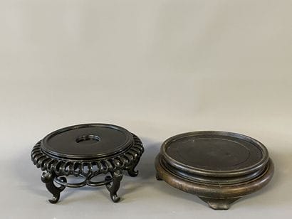 Deux socles en bois sculpté. 

H. :10 cm....